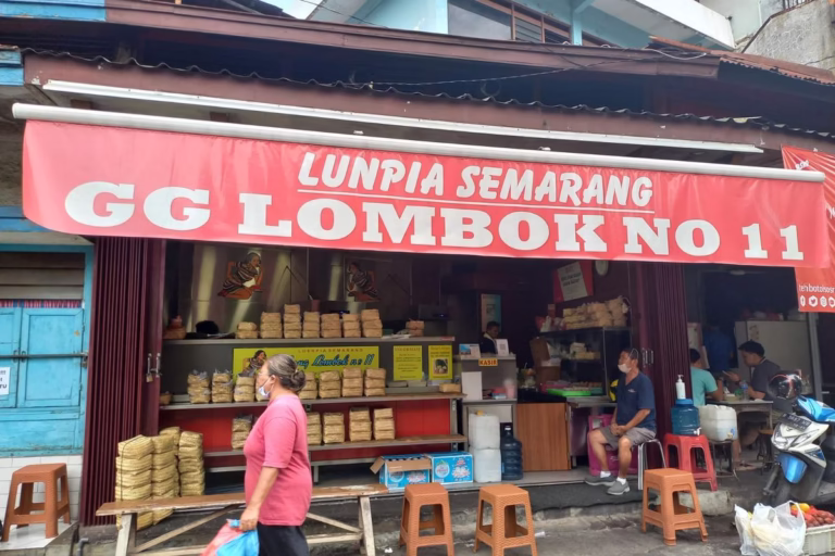 Menikmati Kelezatan Lumpia Gang Lombok yang Legendaris