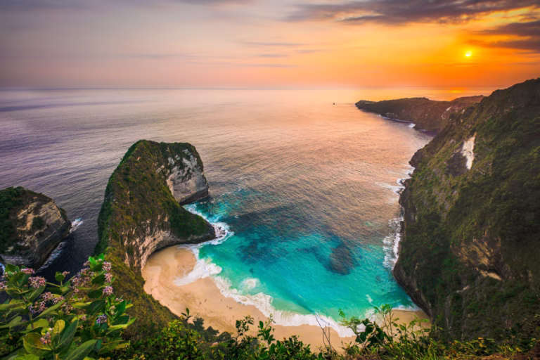 5 Rekomendasi Tempat Wisata Alam Terindah di Indonesia