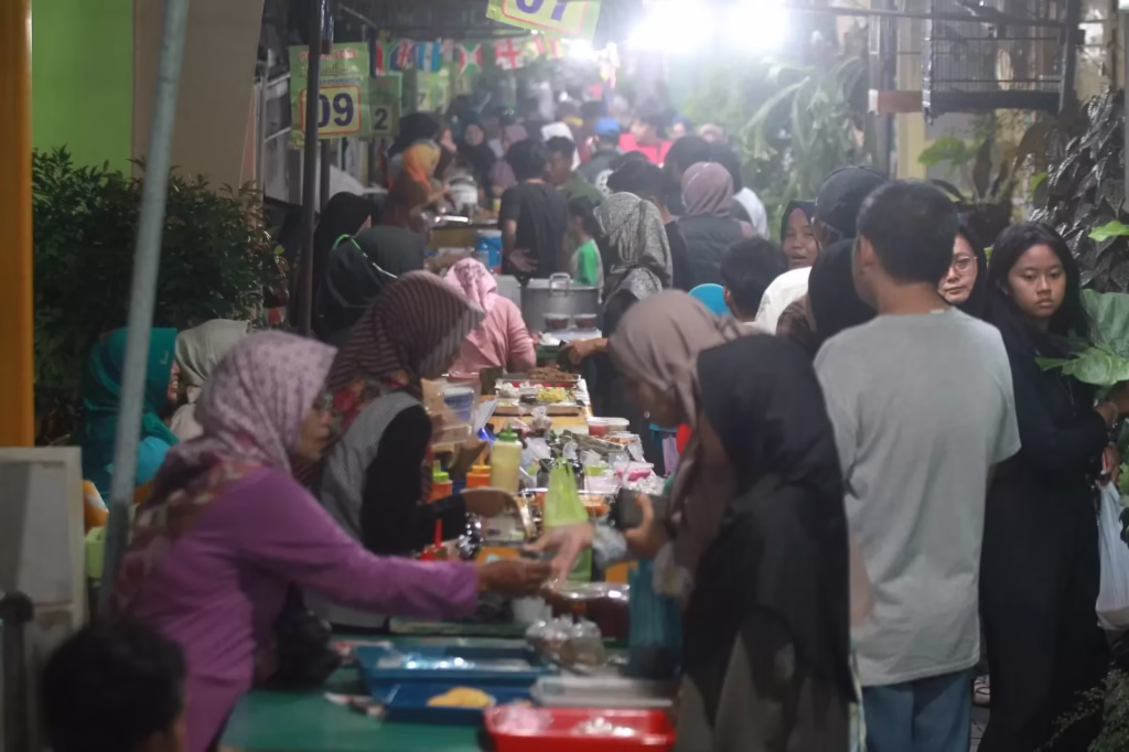 Deretan pedagang menjajakan aneka takjil di Pasar Ramadan Kauman, Yogyakarta, dengan suasana ramai menjelang berbuka puasa.