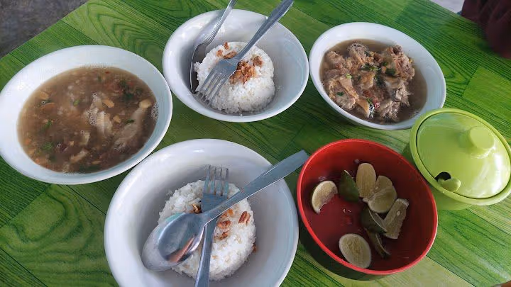 Semangkuk sop ayam kampung dengan kuah gurih khas Pak Min Klaten