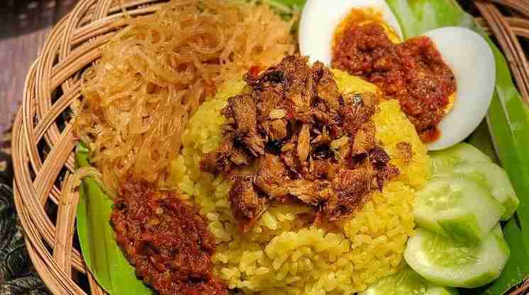 Wangi Nasi Kuning Khas Ambon Bikin Ngiler!