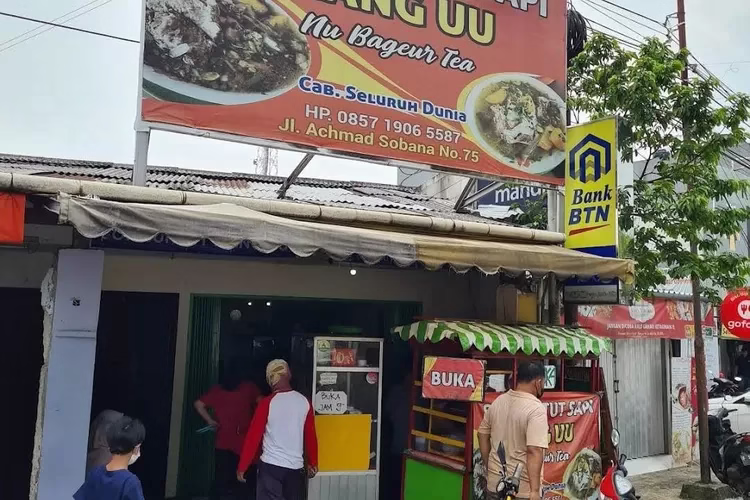 Sop Buntut Paling Laris di Bogor: Warna Pink, Rasa Nendang!
