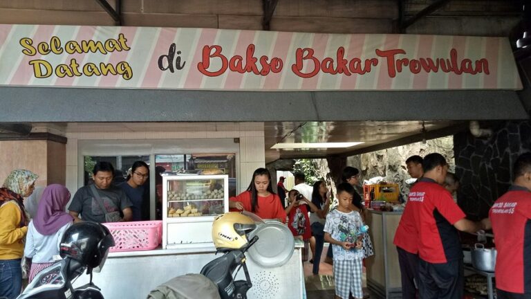 Bakso Bakar Trowulan: Tekstur Unik dan Sensasi Pedas