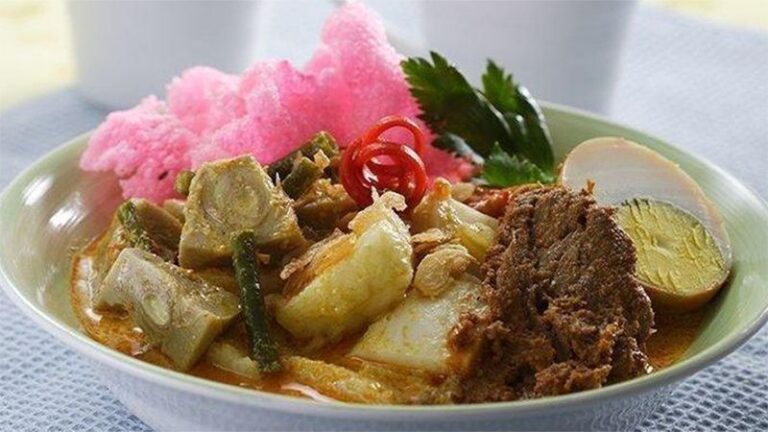ketupat Sayur Padang Kelapa Gading: Cita Rasa Asli Pariaman