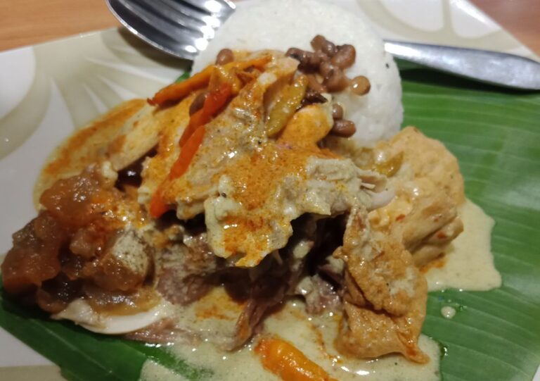 Gudeg Mantap Bu Har: Kuliner Pagi Pedas Gurih di Semarang