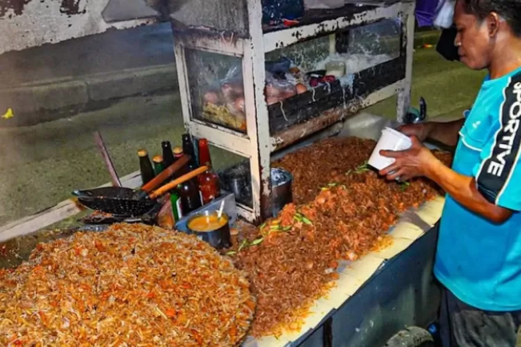 Nasi Goreng Gembong Pak Yono: Kuliner Viral di Surabaya