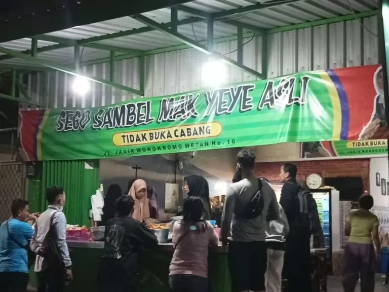 Sego Sambel Mak Yeye, Kuliner Legendaris yang Viral di Surabaya