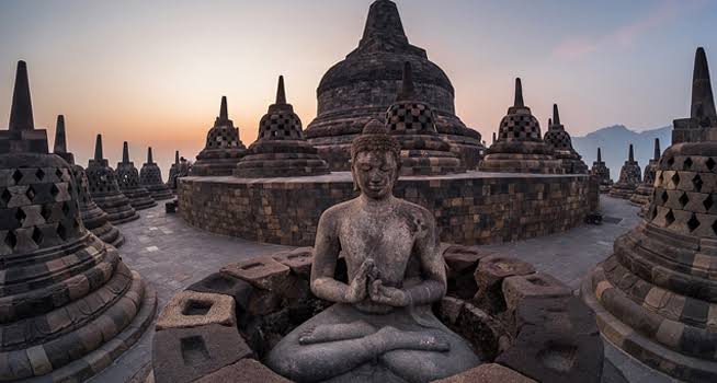 5 Destinasi Wisata Sejarah di Indonesia Terbaik & Terpopuler