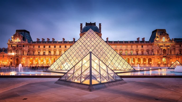 Keajaiban Museum The Louvre Mahakarya Sejarah dan Seni Terindah di Kota Paris