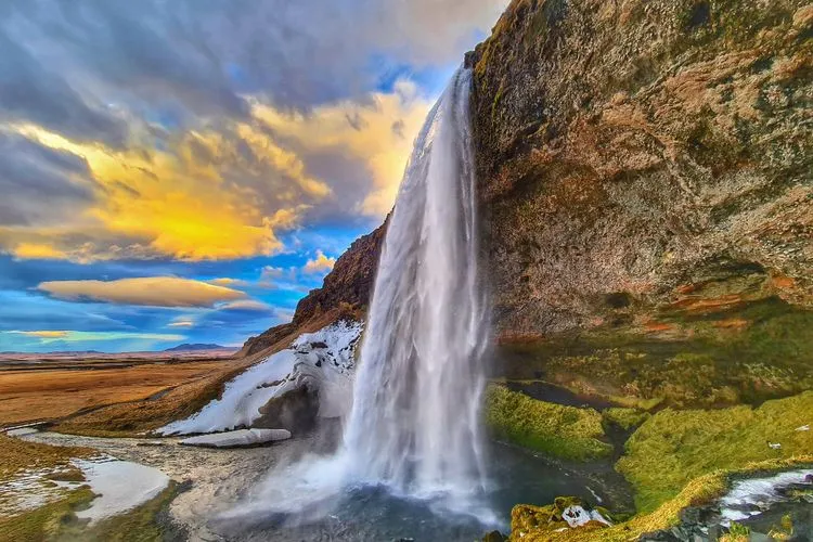 Air Terjun Seljalandsfoss Tersembunyi di Tanah Es Keindahan Yang Menakjubkan